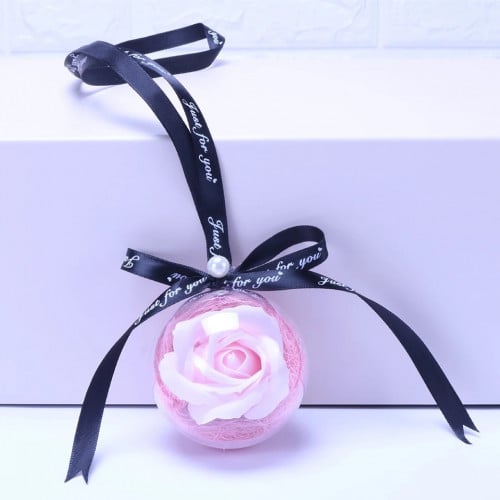 تعليقة سيارة بشكل وردة وردي