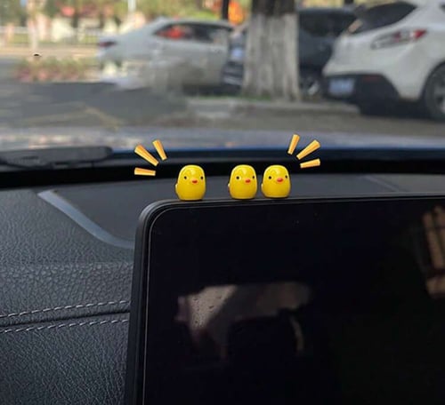 زينة سيارة بشكل بطة