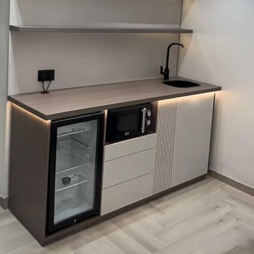 ركن قهوة كبير مع ارفف (تفصيل)