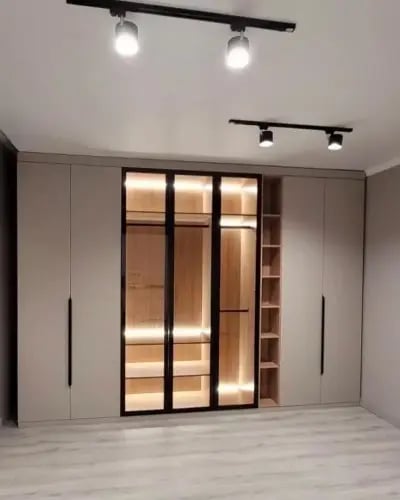 خزانة ملابس أسترا – تصميم مدمج بأبواب زجاجية وإضاء...