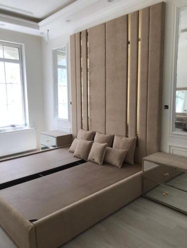 جدارية أمـورا – تفاصيل ذهبية أنيقة وسط تنجيد عمودي...