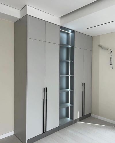 دولاب نوفا - خزانة ملابس بتصميم عصري ورفوف مضاءة