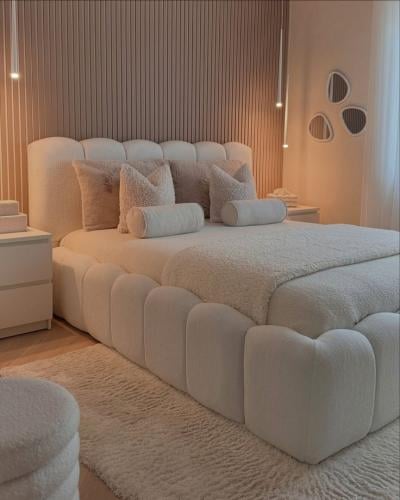 سرير بوكليه فاخر بتصميم مبطن ومنحني – ستار نايت