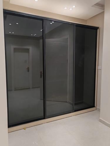 خزانة ملابس نـايت – أبواب سحاب زجاجية بإطار أسود ع...