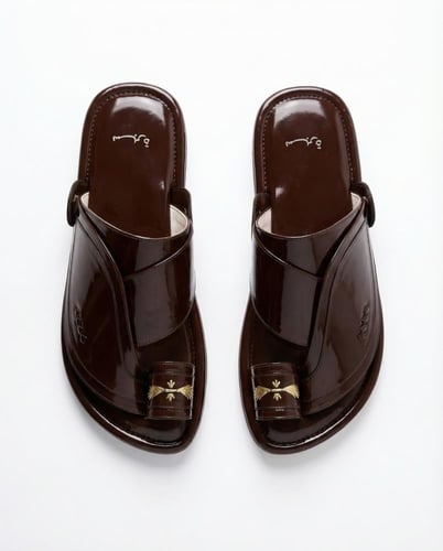 حذاء شرقي مطرز | بني داكن لامع