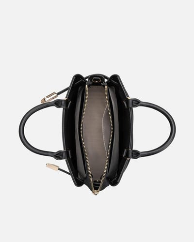 شنطة نسائية كلاسيك باللون الأسود