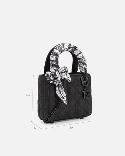 شنطة نسائية بجلد بارز بتصميم عصري