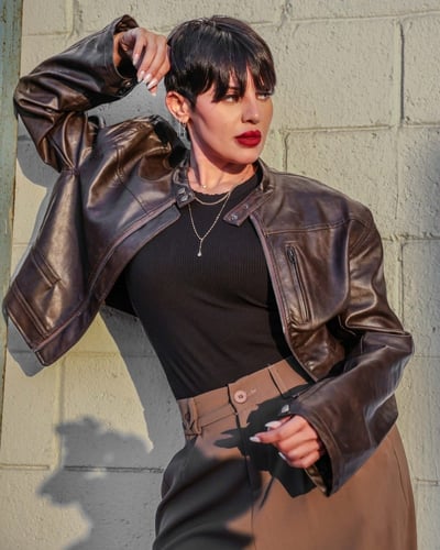 جاكيت نسائي جلد باللون البني