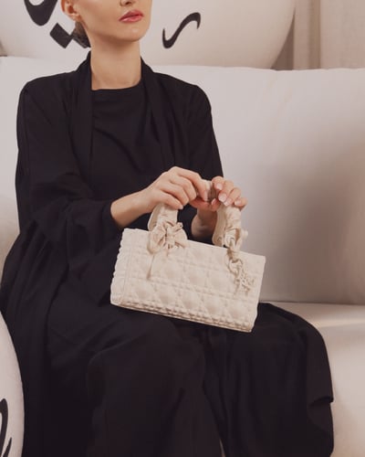 شنطة نسائية بجلد بارز بلون أبيض