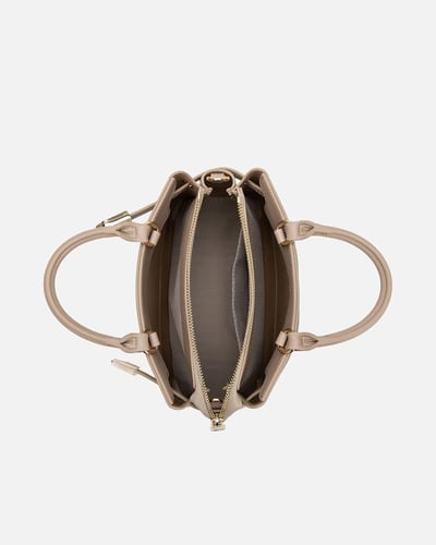 شنطة نسائية كلاسيك باللون البني الفاتح