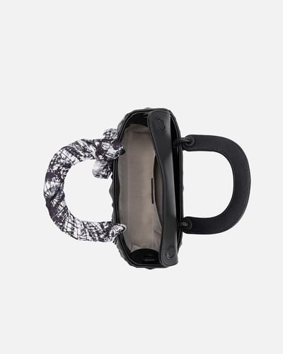 شنطة نسائية بجلد بارز بلون أسود