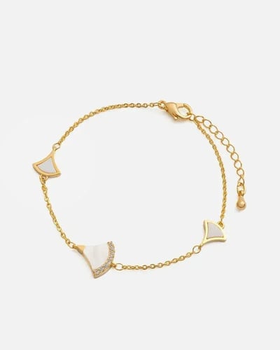 اسوارة نسائية بتفاصيل تعكس الحرفية