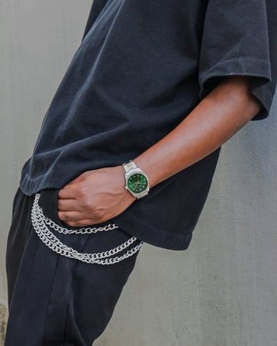 ساعة رجالية باللون الفضي