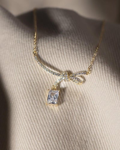 سلسال نسائي بتفاصيل دقيقة لأناقتك