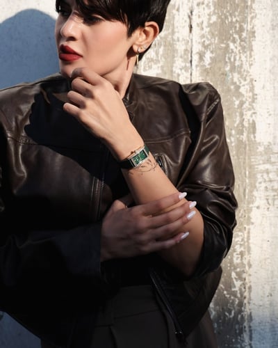 ساعة نسائية جلد بلون أسود من الفي