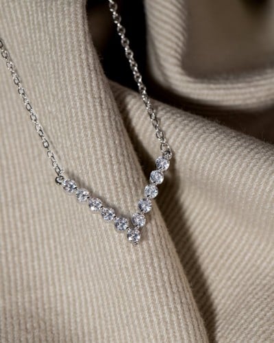 سلسال نسائي جذاب بلون فضي