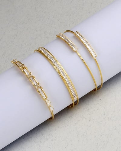 طقم هدية نسائية مميزة ساعة وأساور