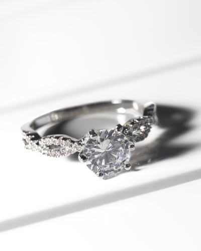 خاتم نسائي بتصميم جذاب بلون فضي