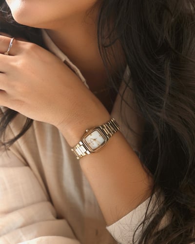 ساعة نسائية ستيل باللون الذهبي