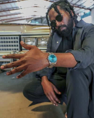 ساعة رجالية باللون الفضي