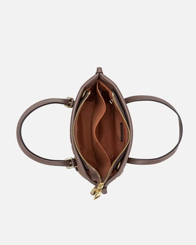 شنطة نسائية باللون البني