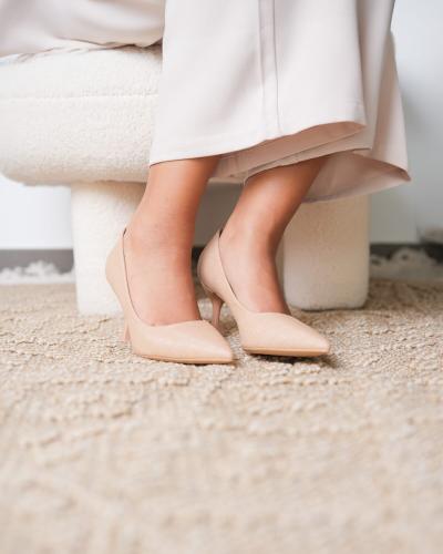 حذاء نسائي بتصميم كلاسيك بلون بيج