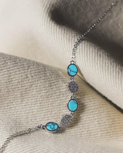 اسوارة نسائية عصرية بتصميم ناعم