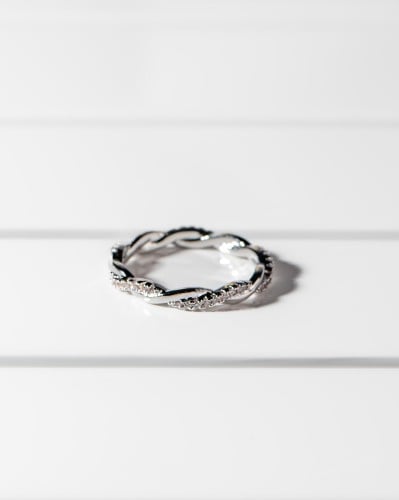 خاتم نسائي بتصميم ناعم بلون فضي