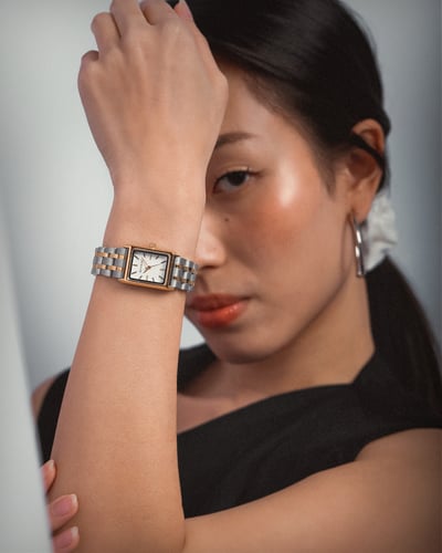 ساعة نسائية من الفي بلون ذهبي وفضي