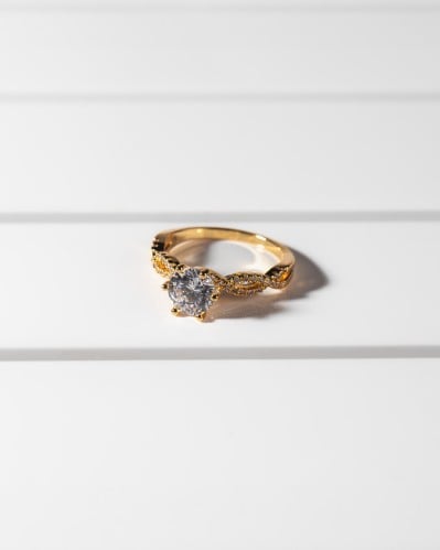 خاتم نسائي بتصميم جذاب بلون ذهبي