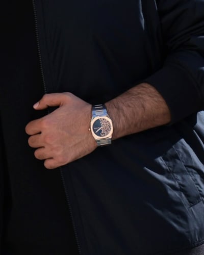 ساعة رجالية باللون الفضي والنحاسي