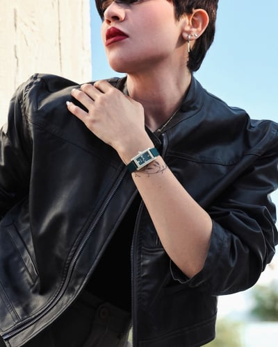 ساعة نسائية جلد بلون أسود من الفي