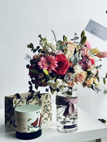 Vase flowers & chocolate