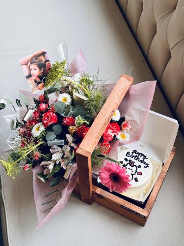Flowers & cake