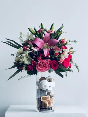 Vase flowers & chocolate