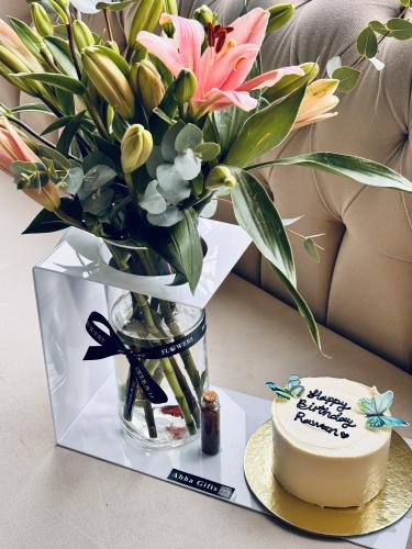 Flowers & cake