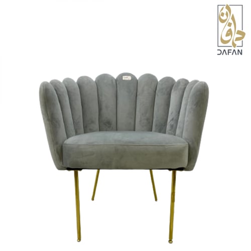 كرسي مفرد مخمل رمادي فاتح بتصميم صدفة وأرجل ذهبية