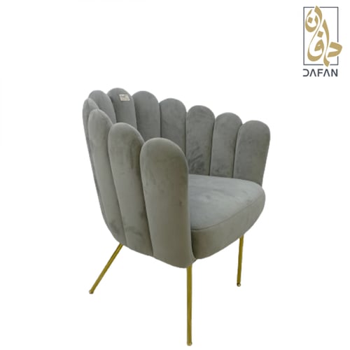كرسي مفرد مخمل رمادي فاتح بتصميم صدفة وأرجل ذهبية