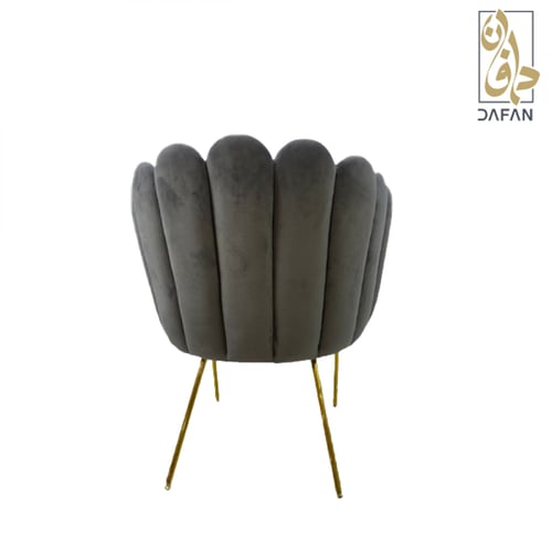 كرسي مفرد مخمل رمادي غامق بتصميم صدفة وأرجل ذهبية