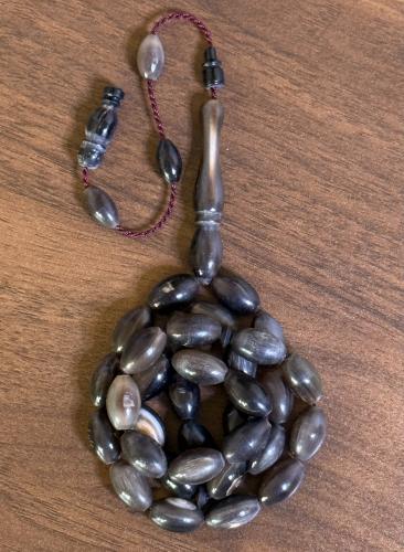 مسباح قرن جاموس بلون مزيج أسود ورمادي حجم متوسط قص...