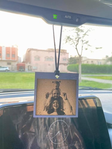 تعليقة سيارة بصورة - نقش