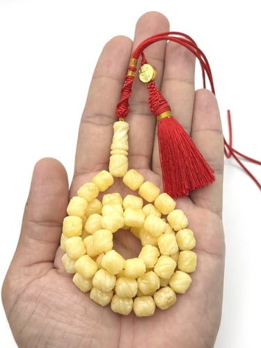 سبحة كهرمان طبيعي منقوش يدوياً