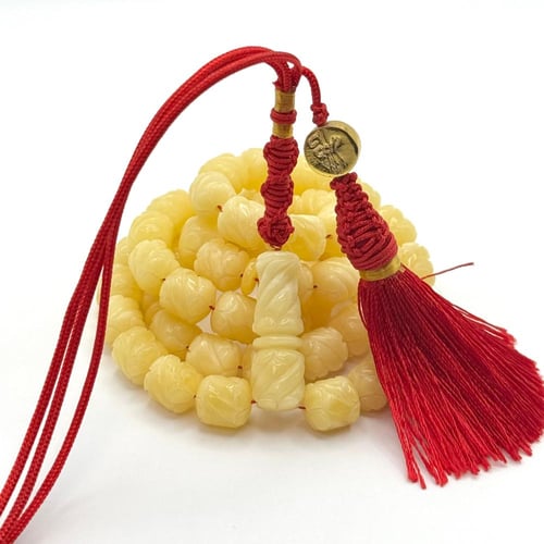 سبحة كهرمان طبيعي منقوش يدوياً