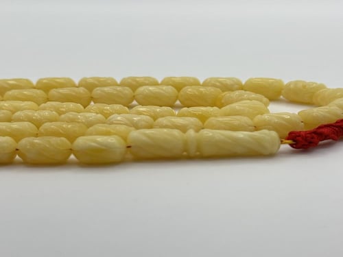 سبحة كهرمان طبيعي منقوش يدوياً