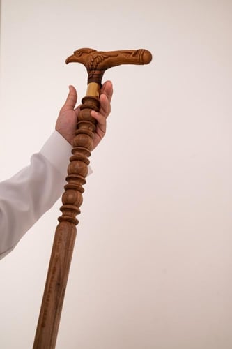 عصا عكاز خشبي رأس الصقر منحوت يدوياً