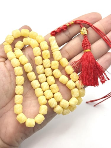 سبحة كهرمان طبيعي منقوش يدوياً