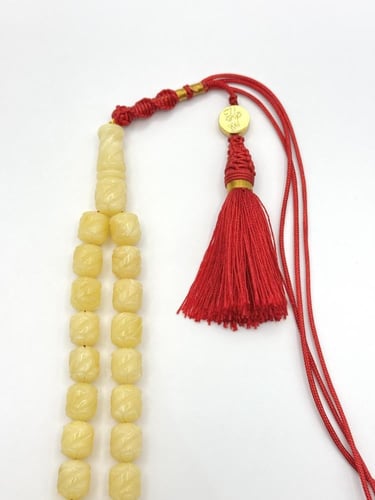 سبحة كهرمان طبيعي منقوش يدوياً