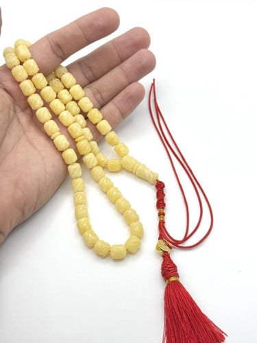 سبحة كهرمان طبيعي منقوش يدوياً