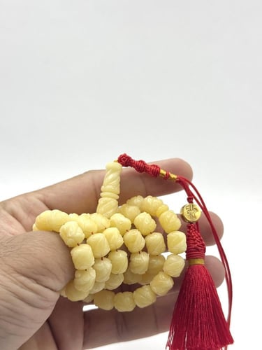 سبحة كهرمان طبيعي منقوش يدوياً