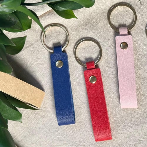 ميدالية جلد بعبارة - أحمر أو كحلي - توزيعات